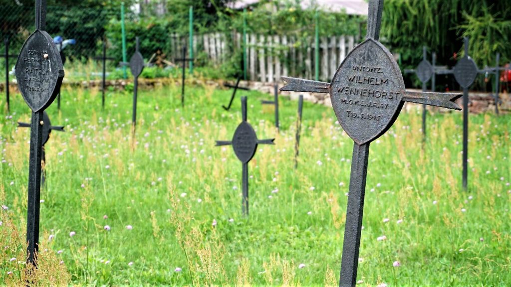 cmentarz wojenny z I wojny swiatowej w bodzentynie