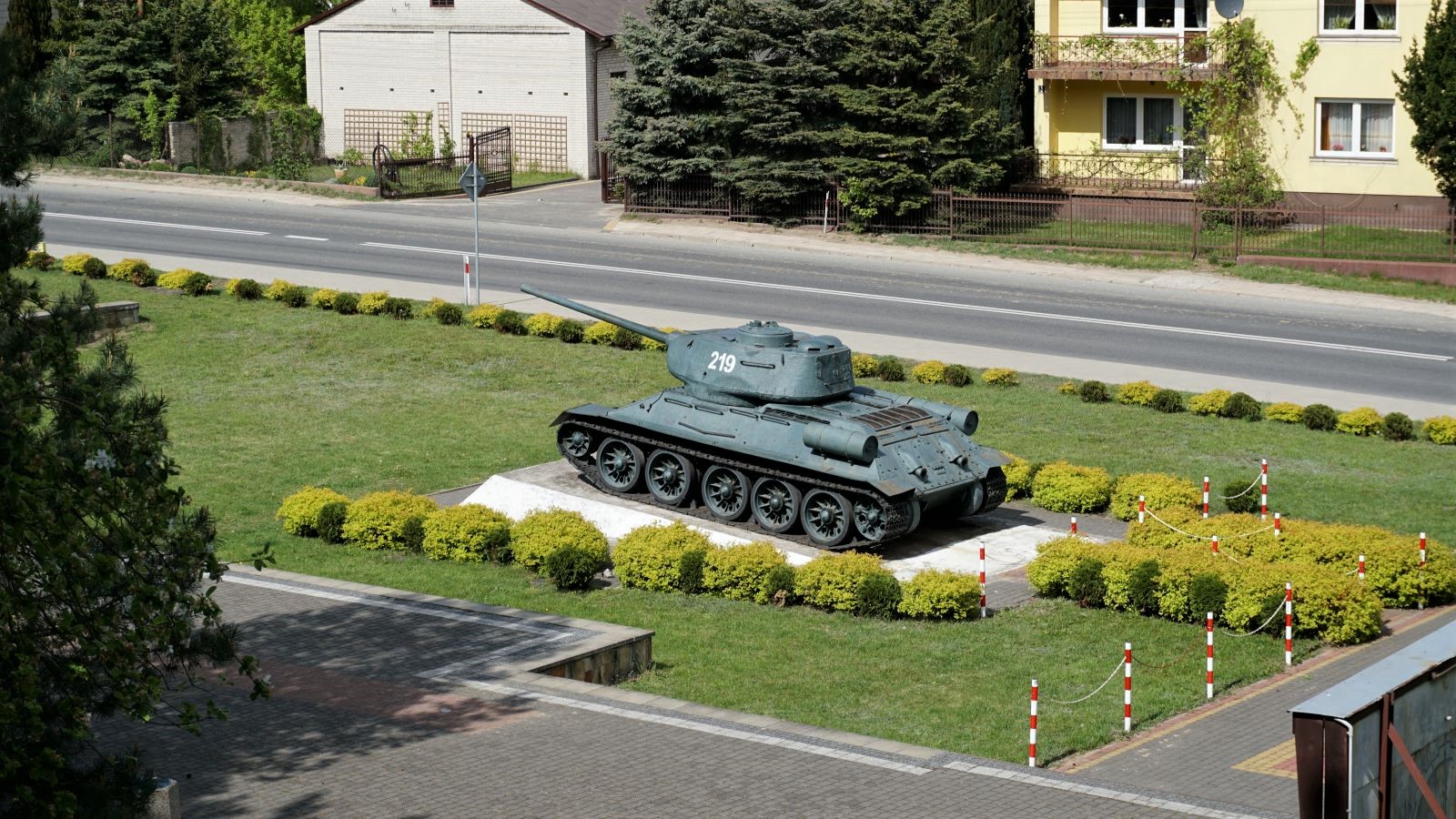 czołg t 34 pomnik upamiętniający walki na przyczółku warecko-magnuszewskim