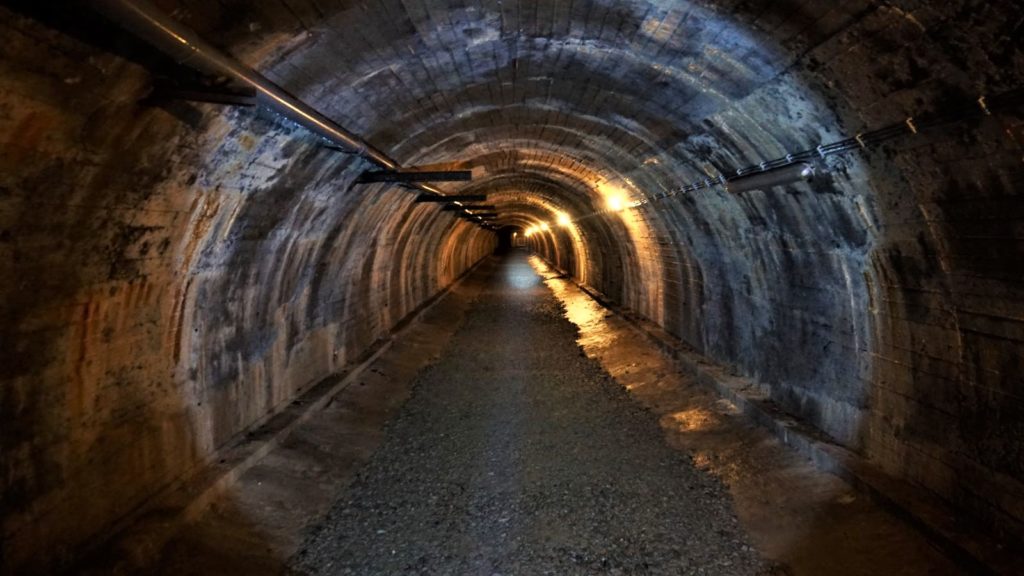 Tunel instalacyjny, który łączy schron kolejowy ze schronem technicznym