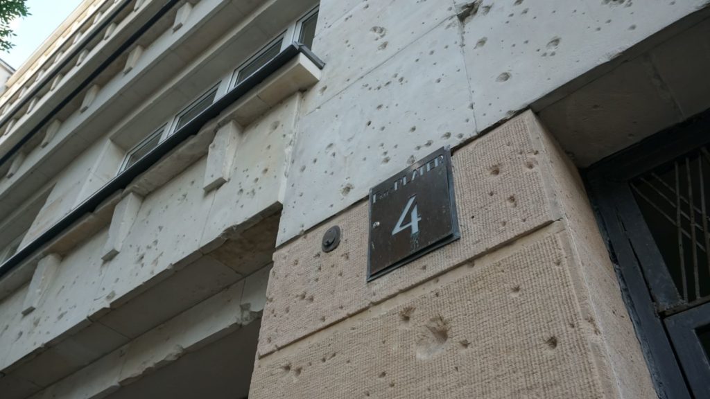 Postrzeliny po kulach na fasadzie budynku przy ulicy E. Plater 4