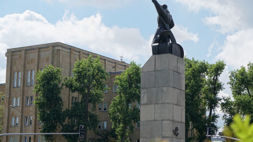 Pomnik Lotnika i replika kotwicy "Rudego" to kolejny ślad Powstania Warszawskiego