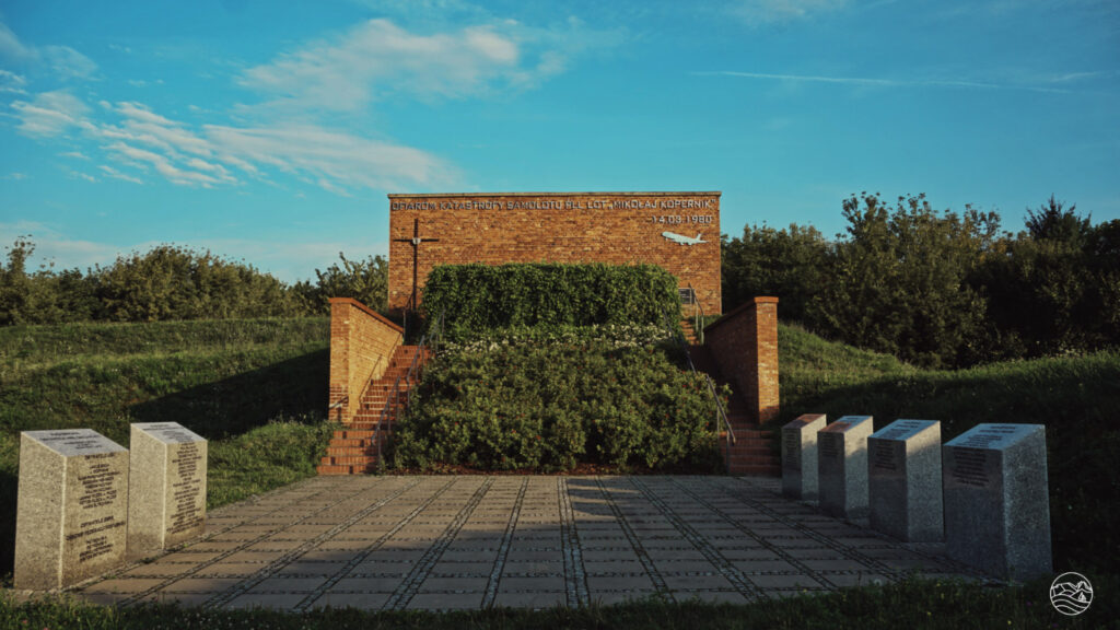 Pomnik ofiar katastrofy samolotu "Mikołaj-Kopernik" w forcie Okęcie